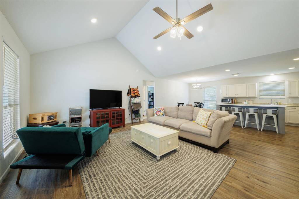 903 W Boundary ST, Giddings, TX 78942