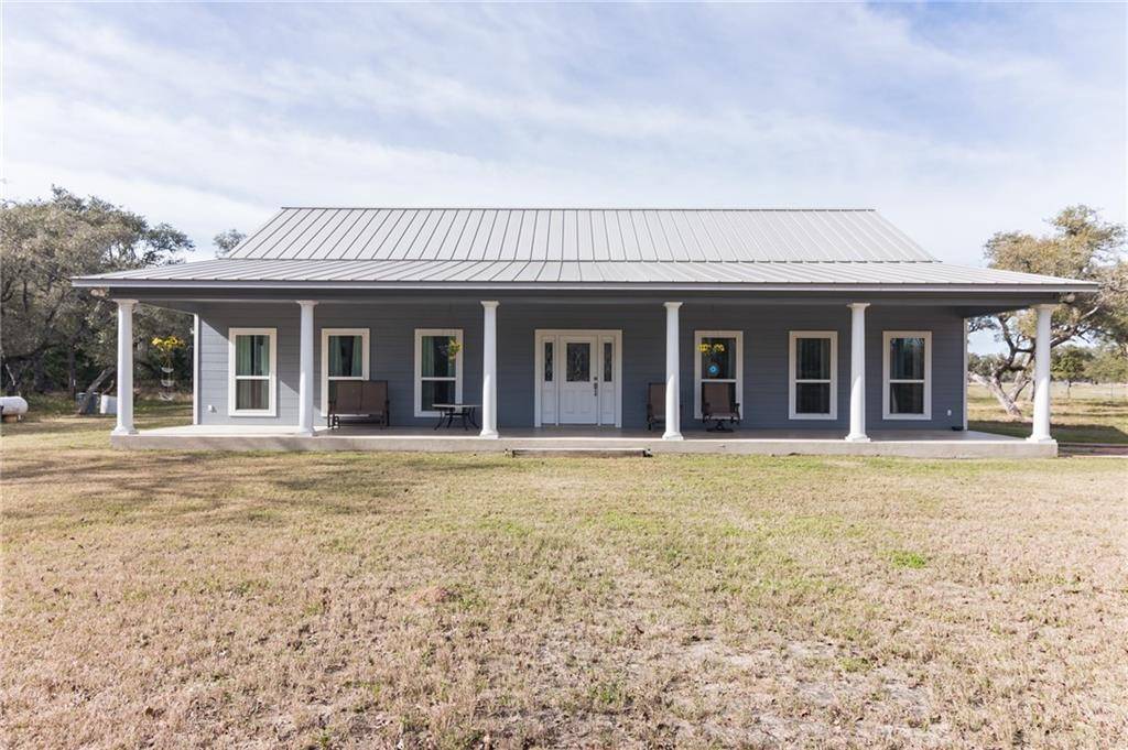 286 Private Road 1051, Hallettsville, TX 77964