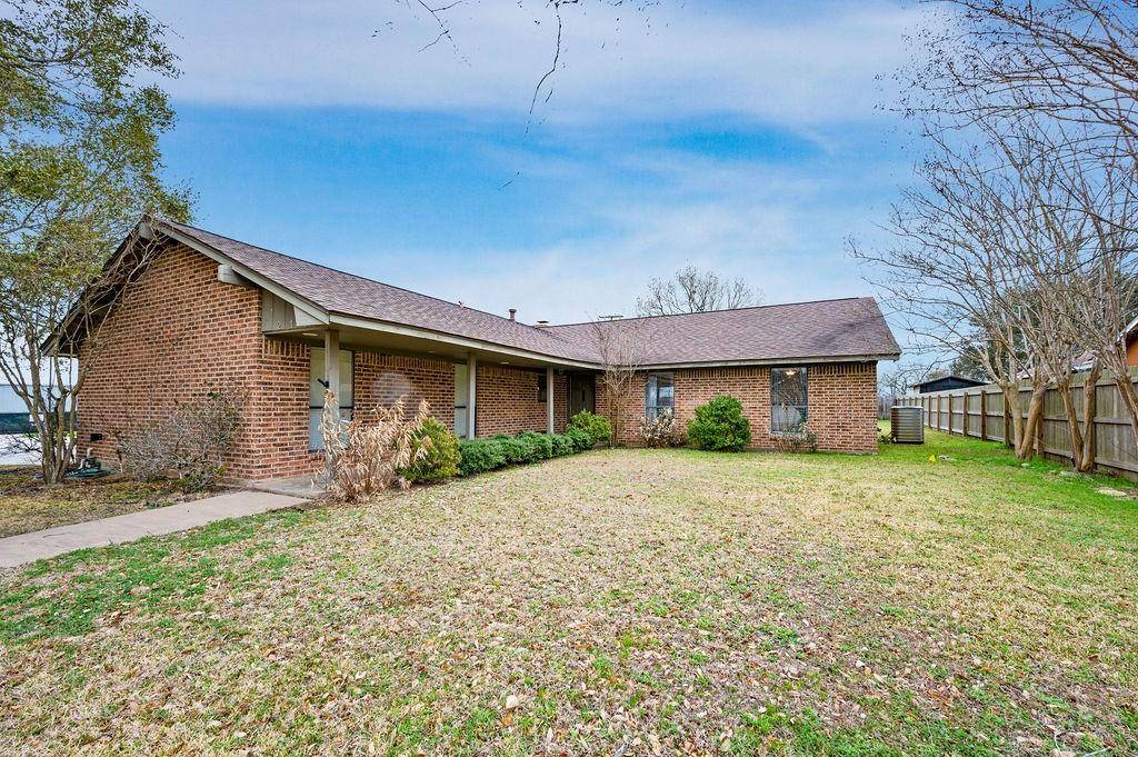 216 Gruetzner DR, Giddings, TX 78942