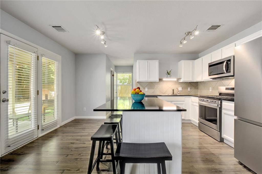 160 Meadowlark LN, Kyle, TX 78640