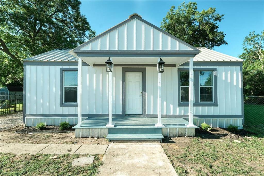 1018 Price ST, Taylor, TX 76574