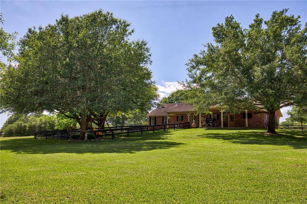 1458 Koy RD, Out Of State, TX 77418