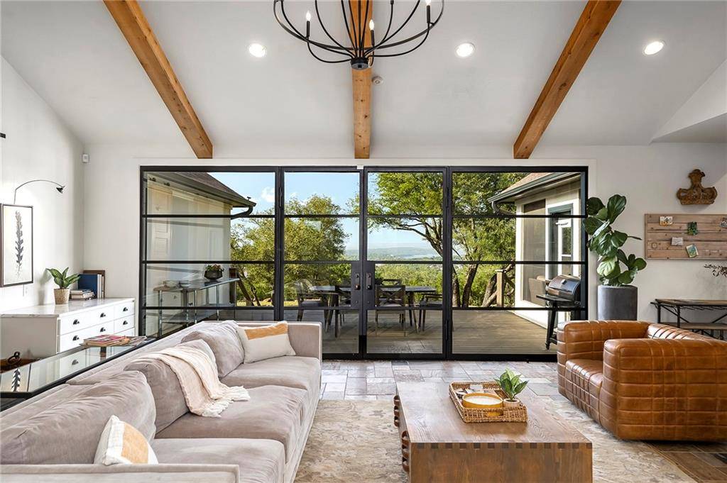 702 E Summit DR, Spicewood, TX 78669