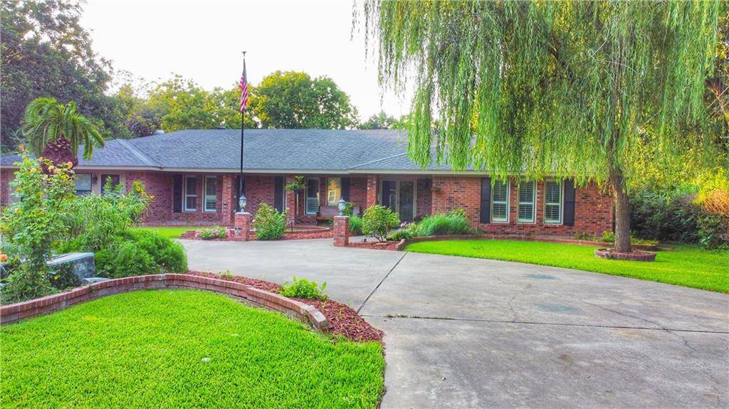 1514 W Lake DR, Taylor, TX 76574