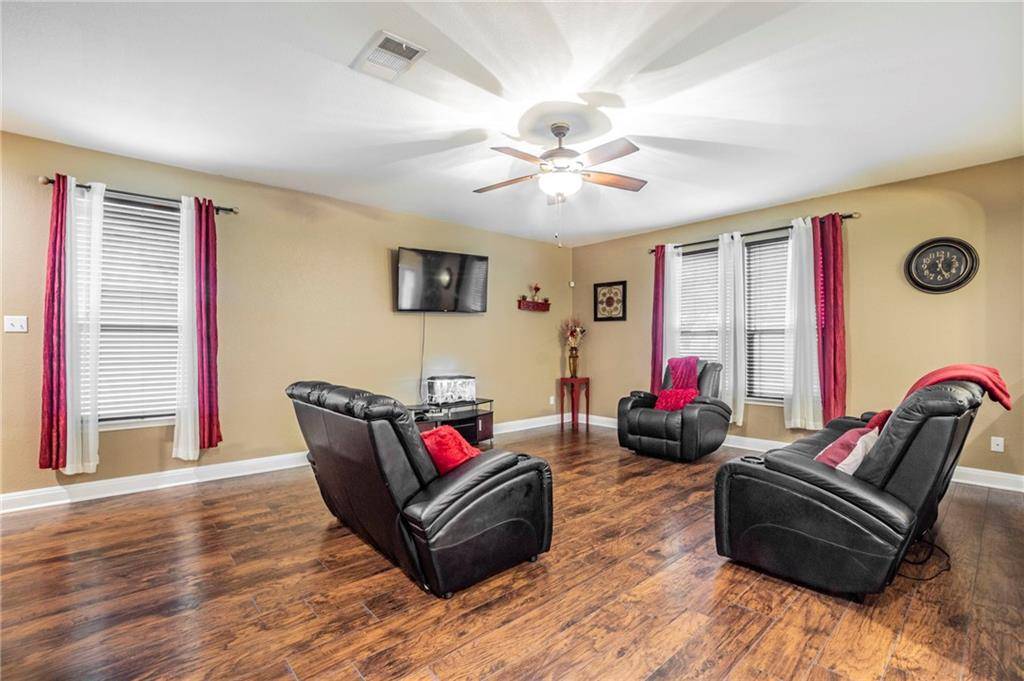 609 Big Bend TRL, Taylor, TX 76574
