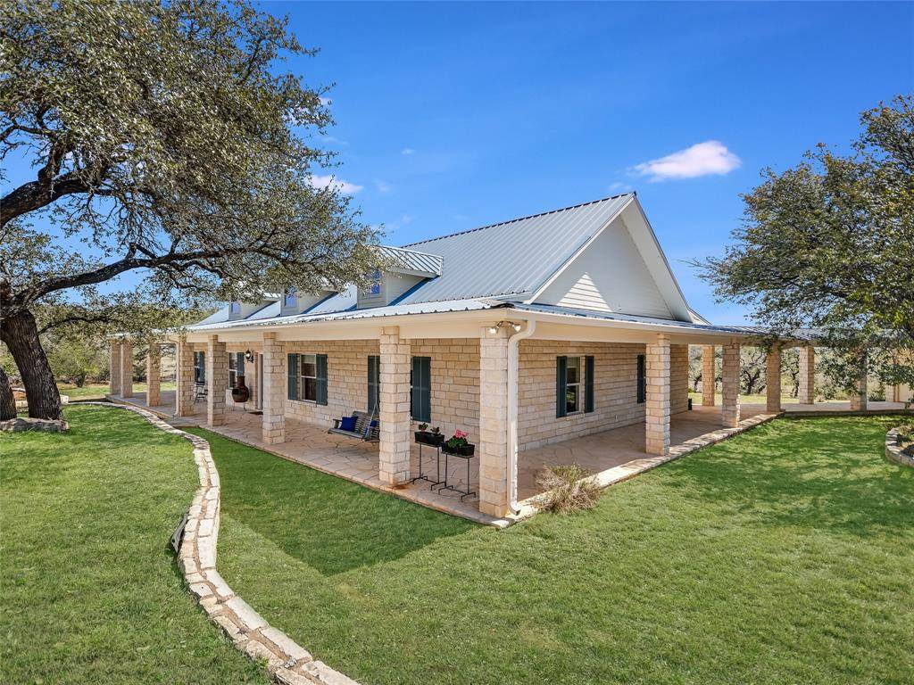 301 Hall LN, Spicewood, TX 78669