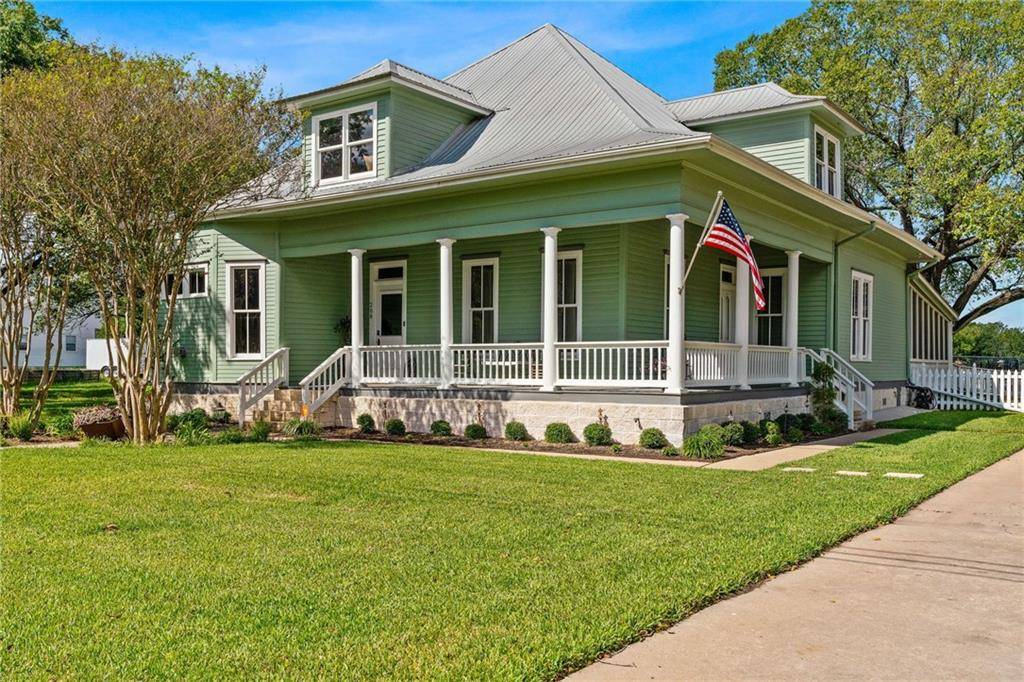 208 E Live Oak ST, Hutto, TX 78634