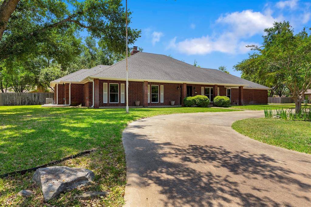 809 T H Johnson DR, Taylor, TX 76574