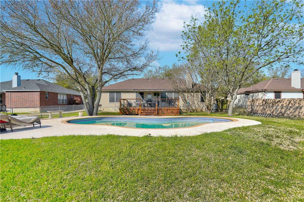 202 Creekside DR, Hutto, TX 78634