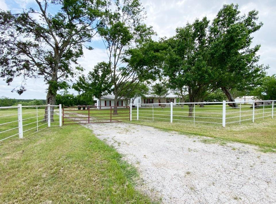 4025 W FM 696, Lexington, TX 78947