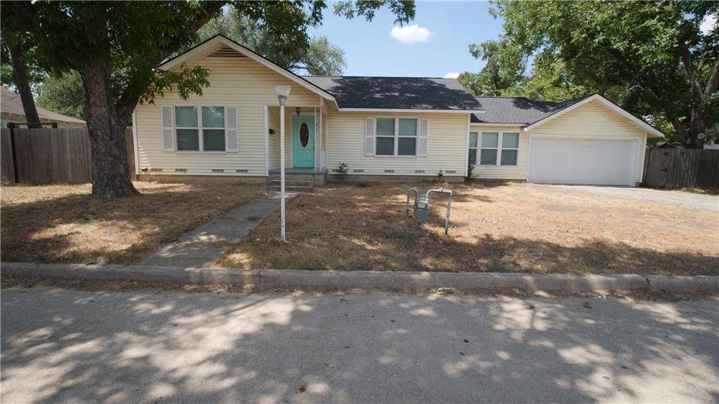 718 W Bell Ave, Rockdale, TX 76567
