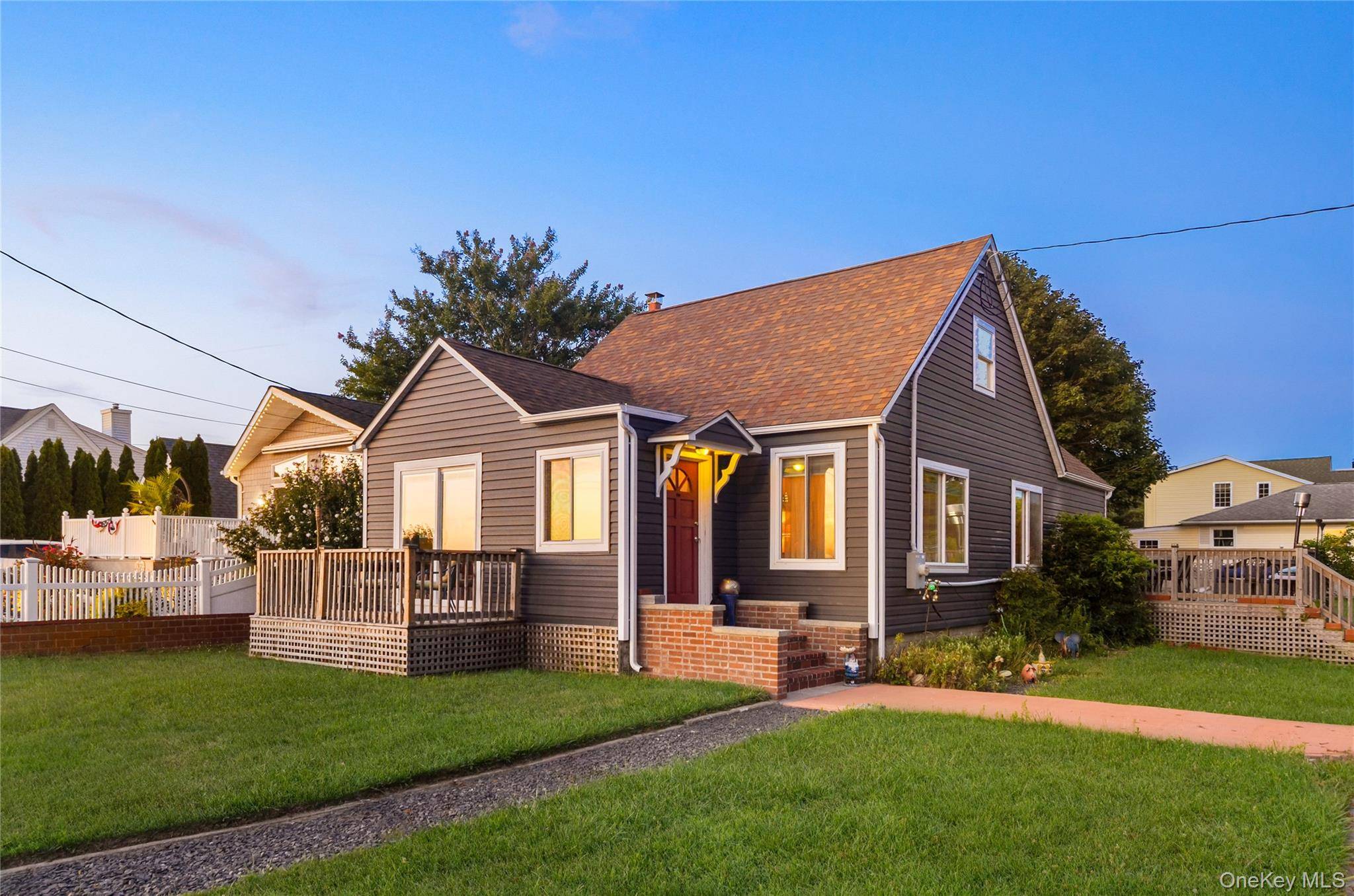21 Grandview DR, Shirley, NY 11967