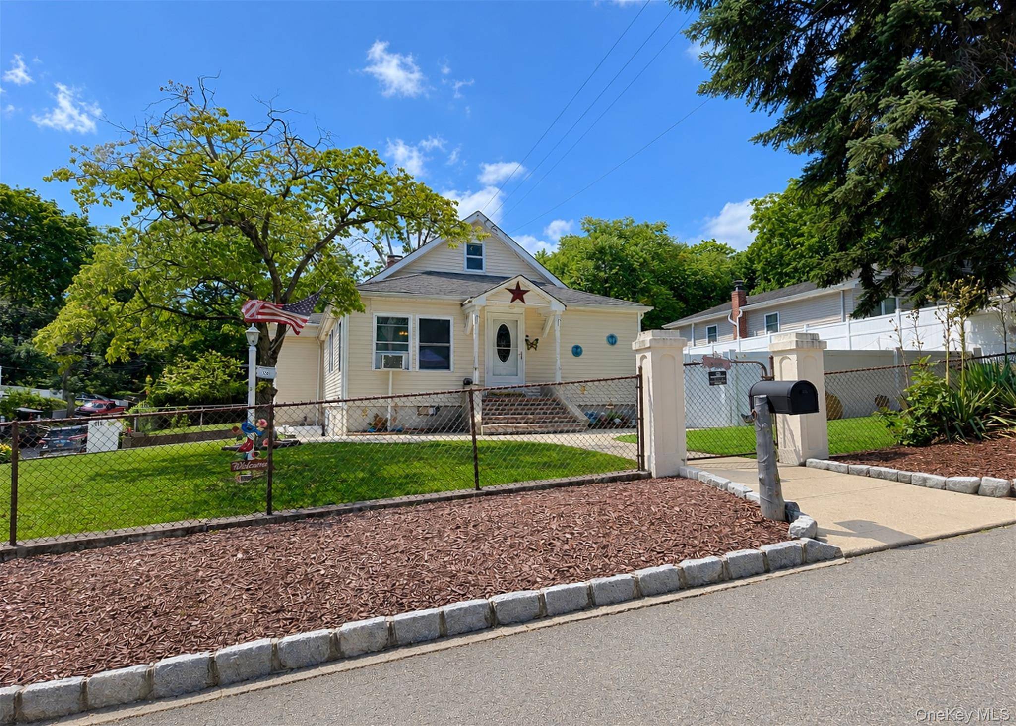 170 Woodycrest DR, Farmingville, NY 11738