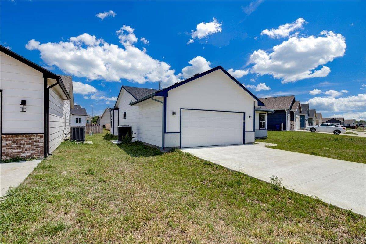 720 N Redbud Ave, Valley Center, KS 67147