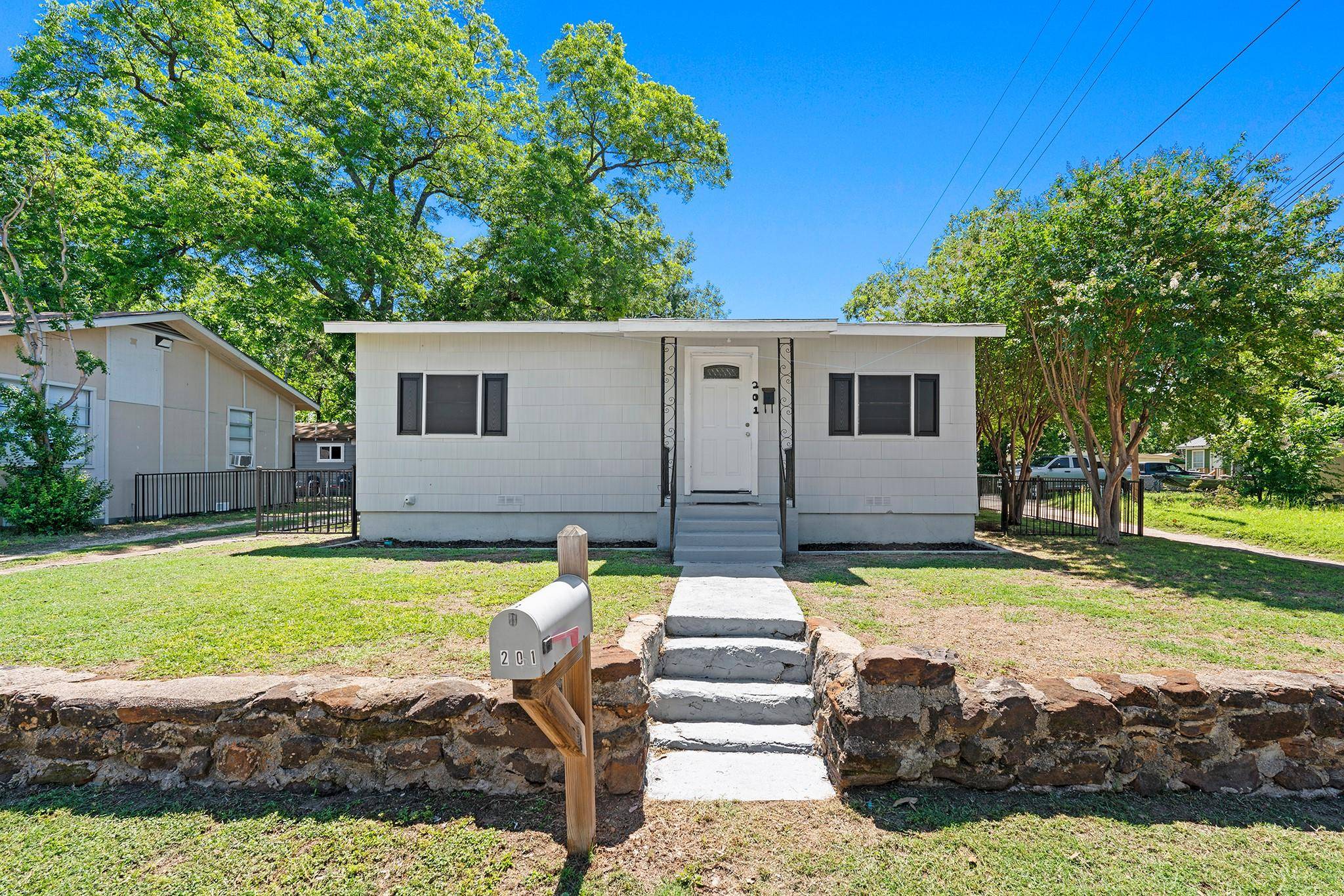 201 N Bowie Ave, Cameron, TX 76520