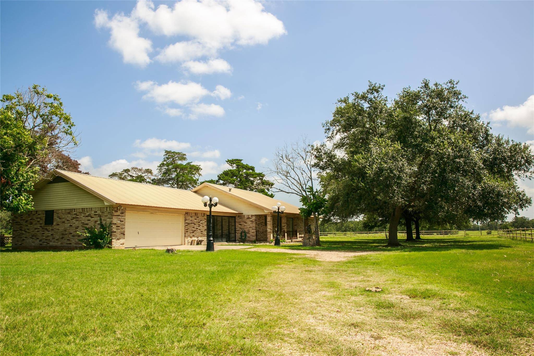 13150 Schoenemann RD, Carmine, TX 78932
