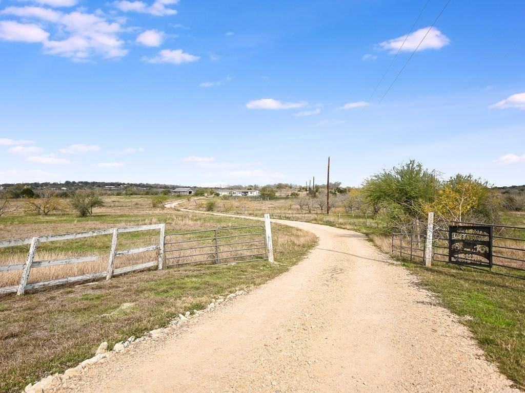 330 Cross LN, Kyle, TX 78640
