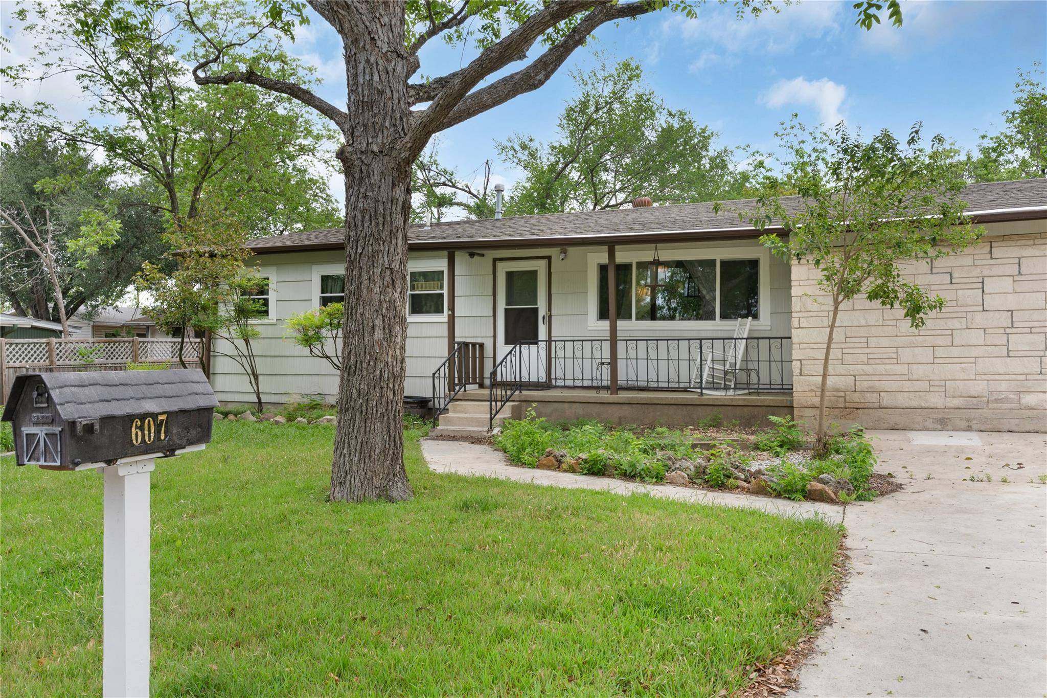 607 Gilmore ST, Taylor, TX 76574