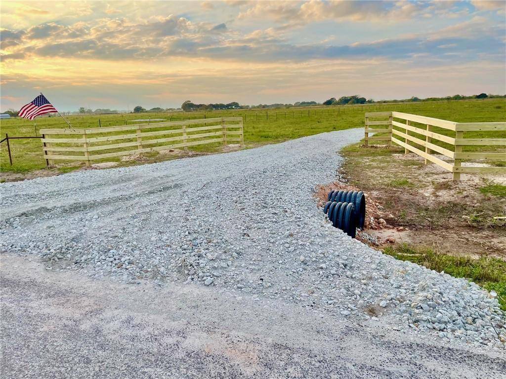 785 Kaechele RD, Wallis, TX 77485