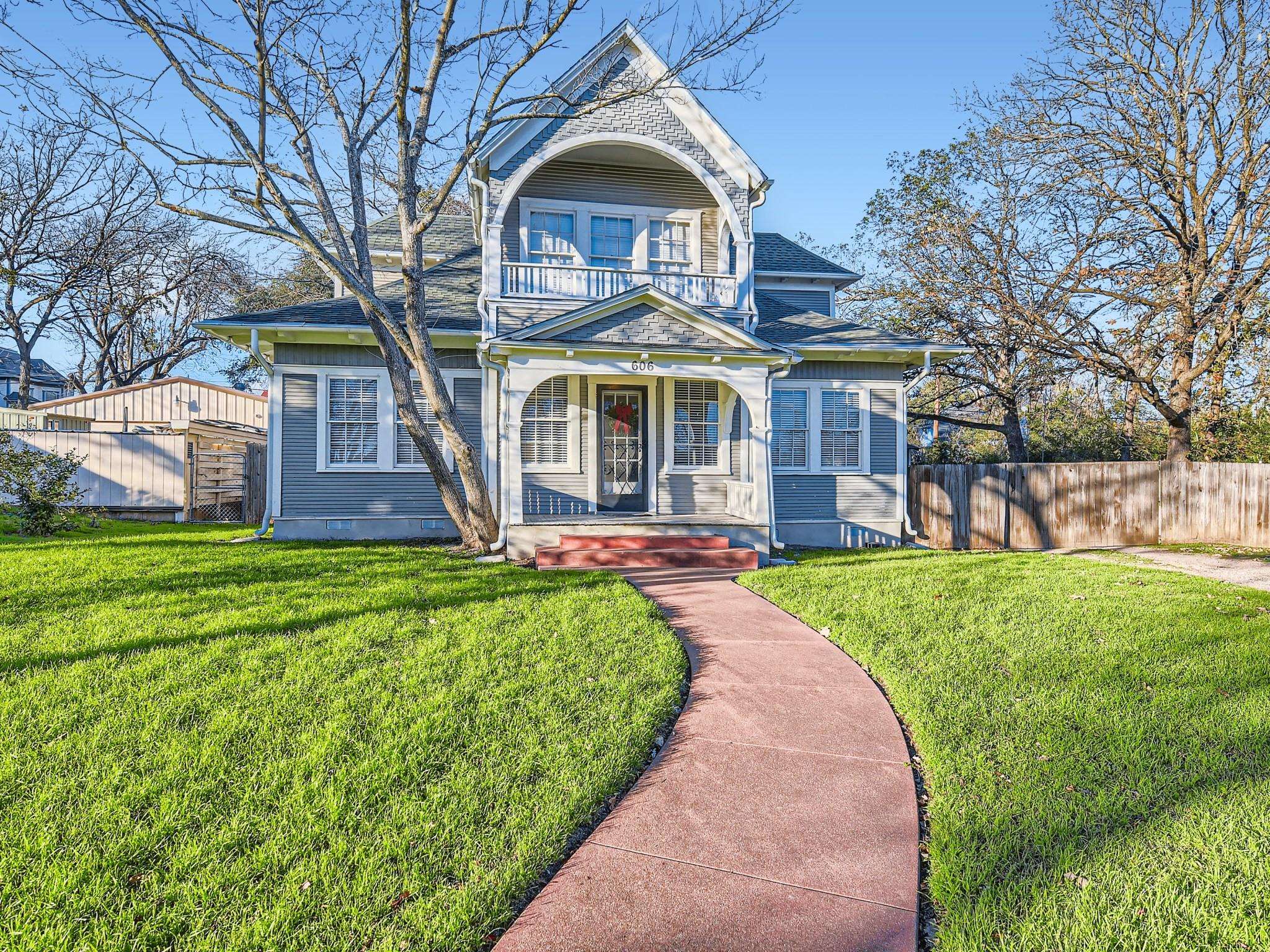 606 W 6th ST, Taylor, TX 76574