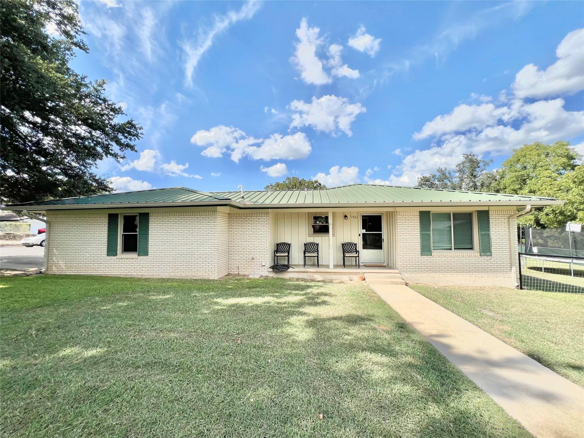 1421 W 4th ST, Lampasas, TX 76550