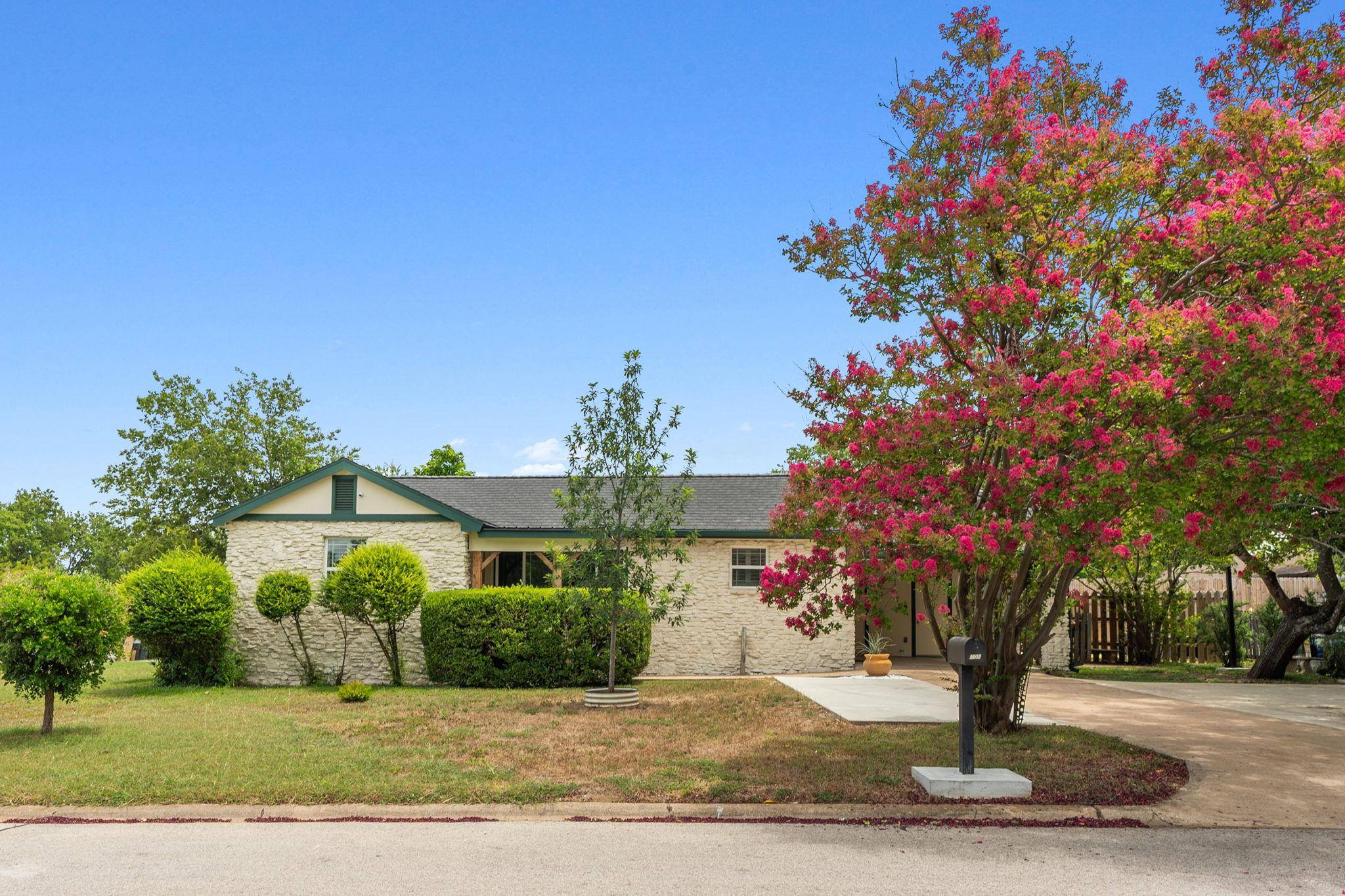 305 Fairlane DR, Round Rock, TX 78664