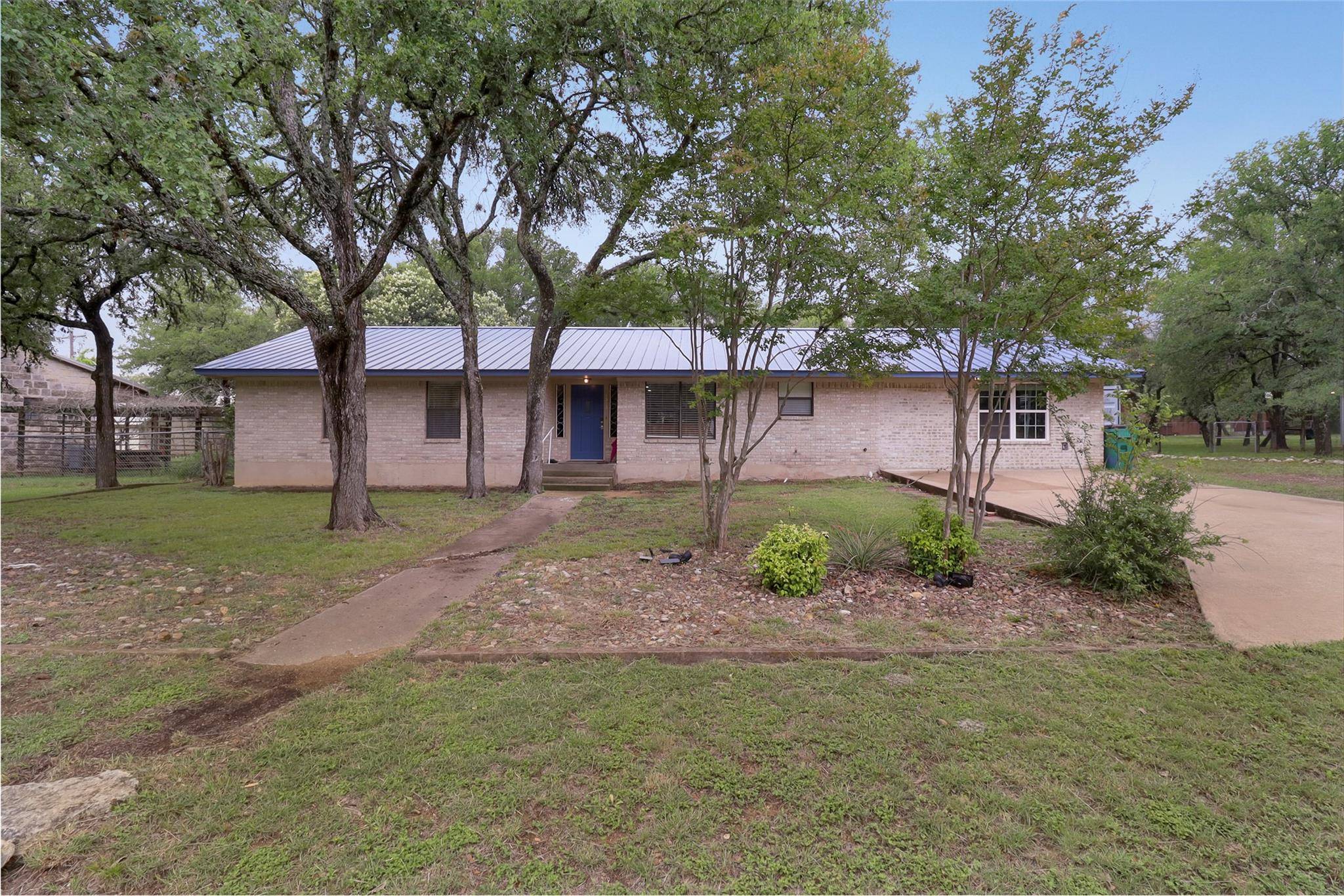 1313 Oakridge DR, Blanco, TX 78606