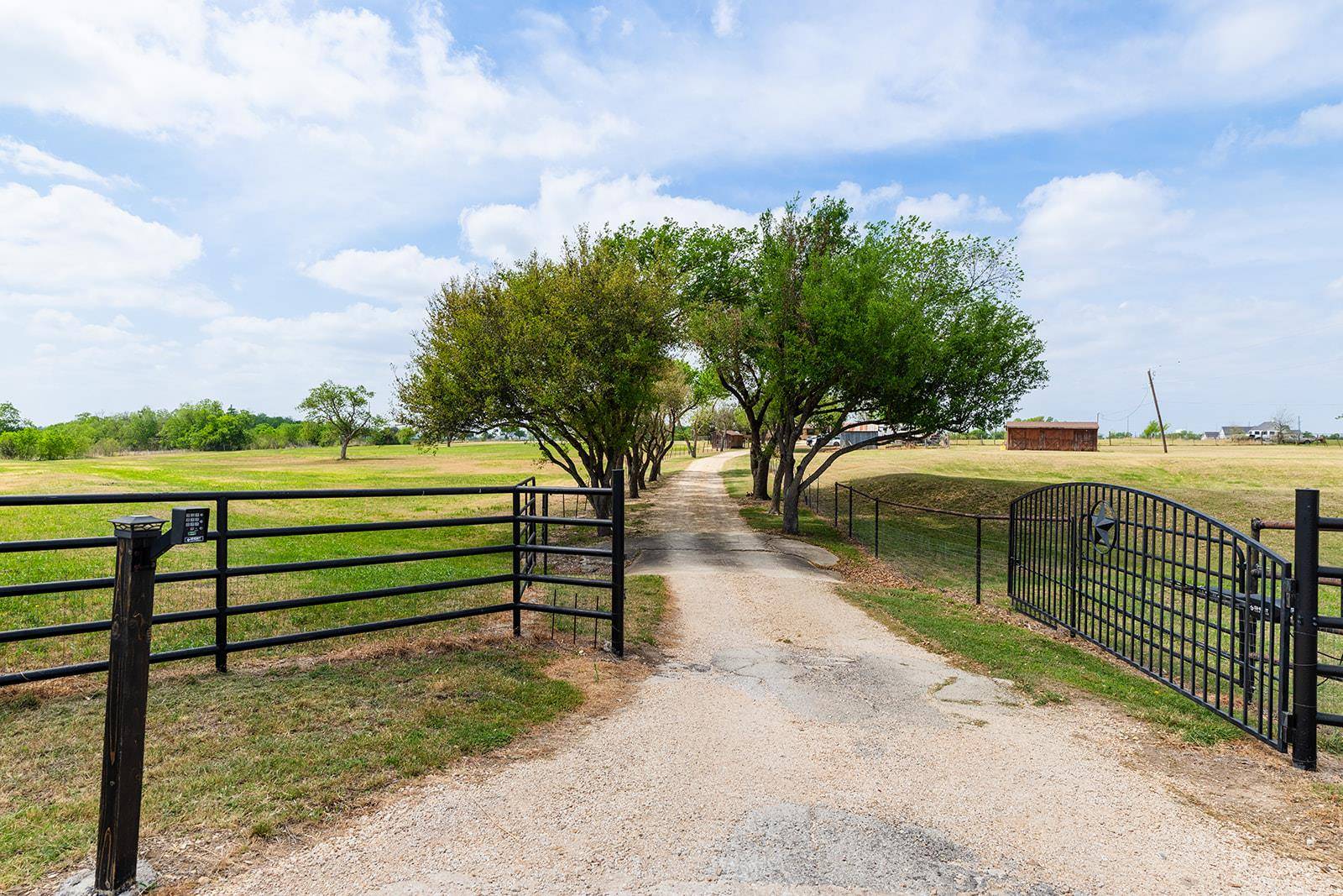 1001 Gravel Pit RD, Taylor, TX 76574