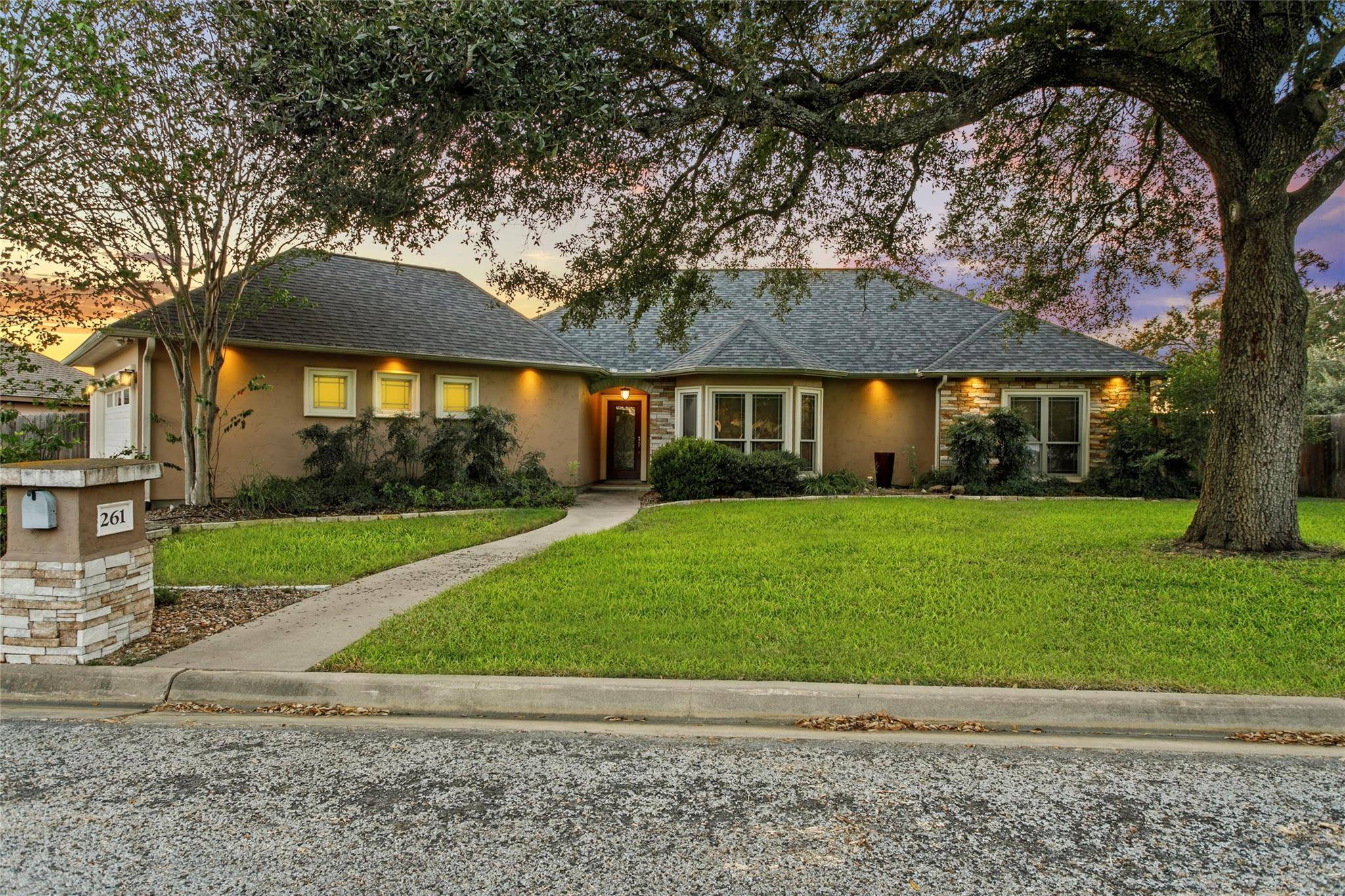 261 S Knox Ave, Giddings, TX 78942