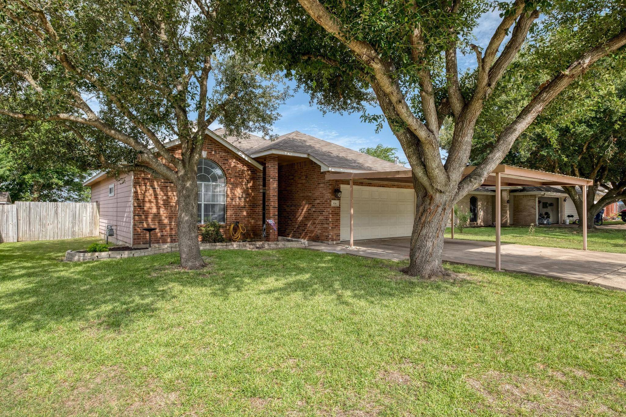 304 Lydia LN, Thrall, TX 76578