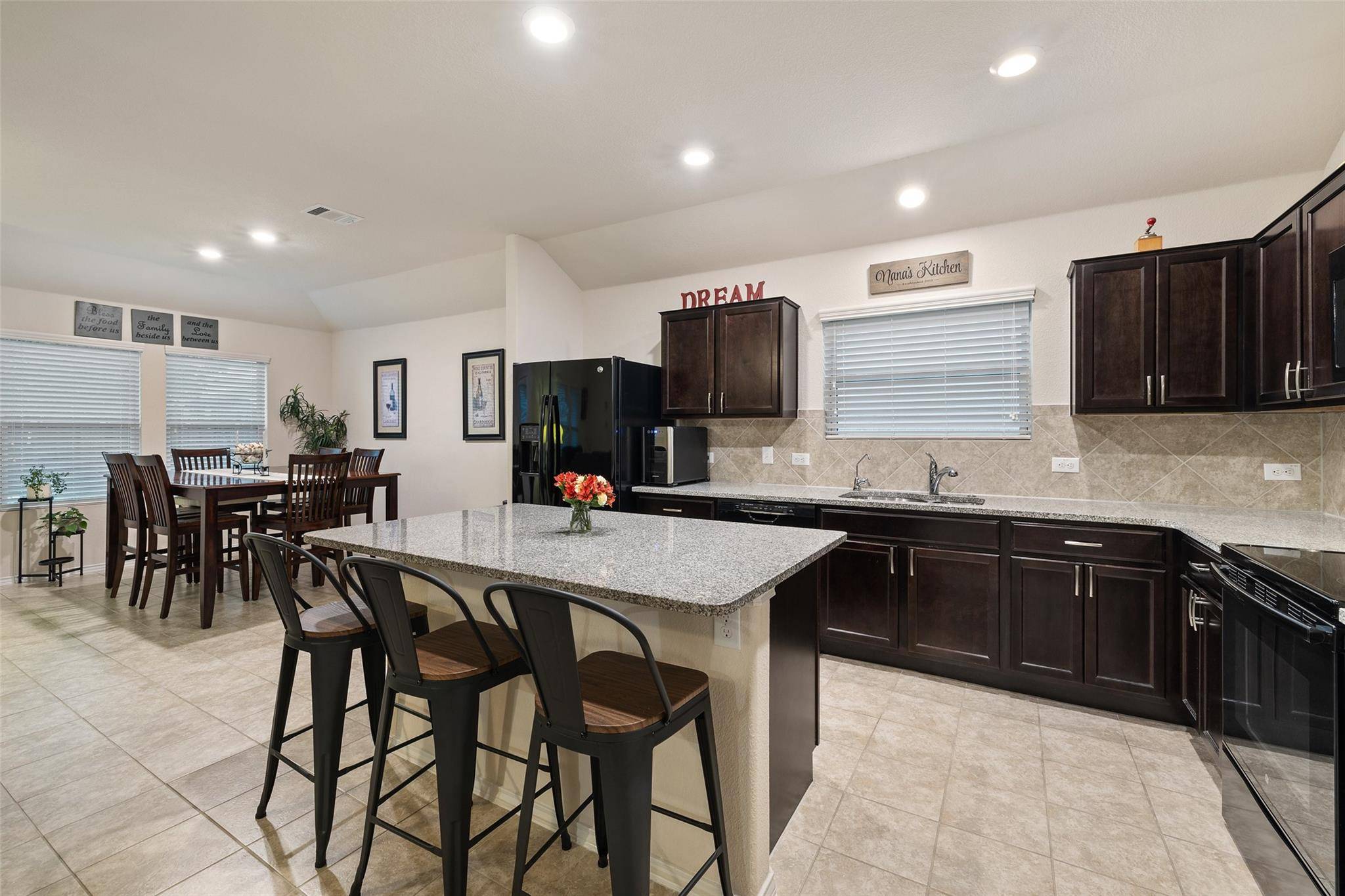 137 Ammonite LN, Jarrell, TX 76537