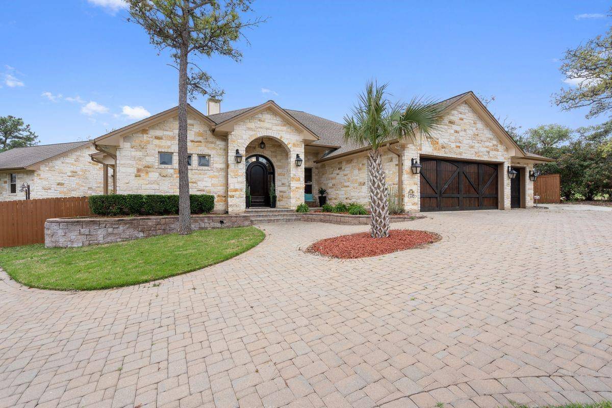111 Kolekole LN, Bastrop, TX 78602
