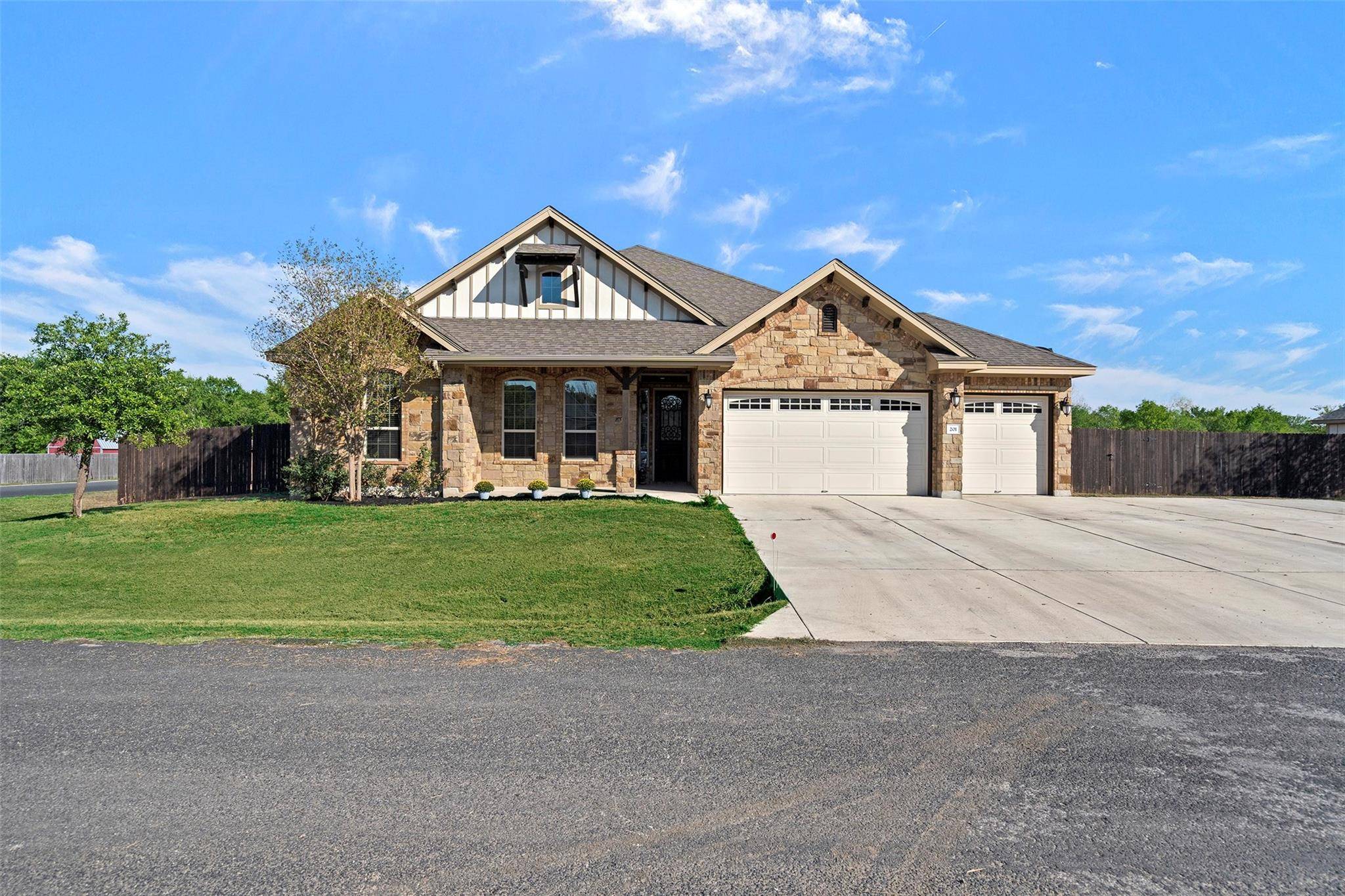 201 Bell Meadows DR, Hutto, TX 78634