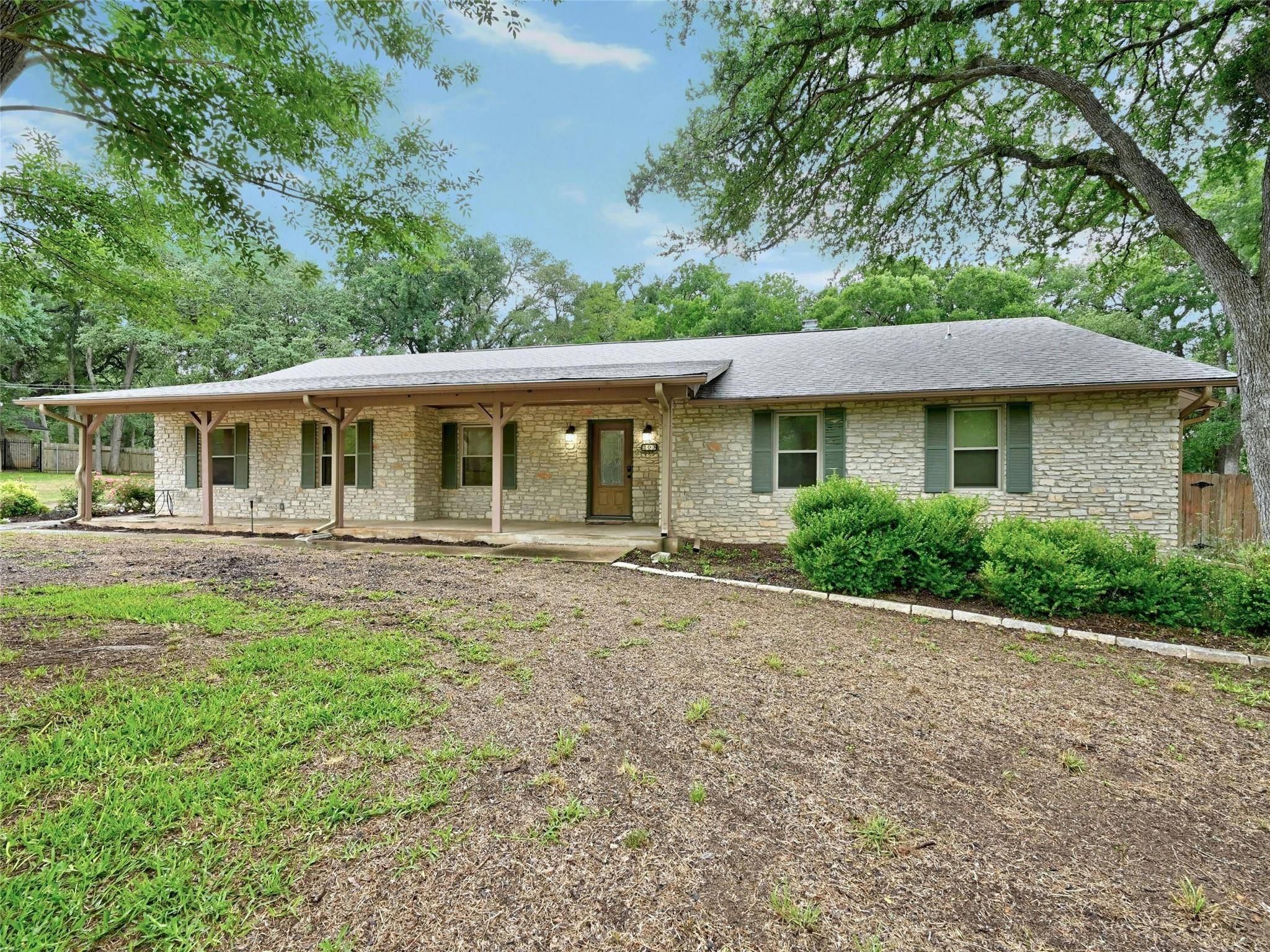203 Leisurewoods DR, Buda, TX 78610