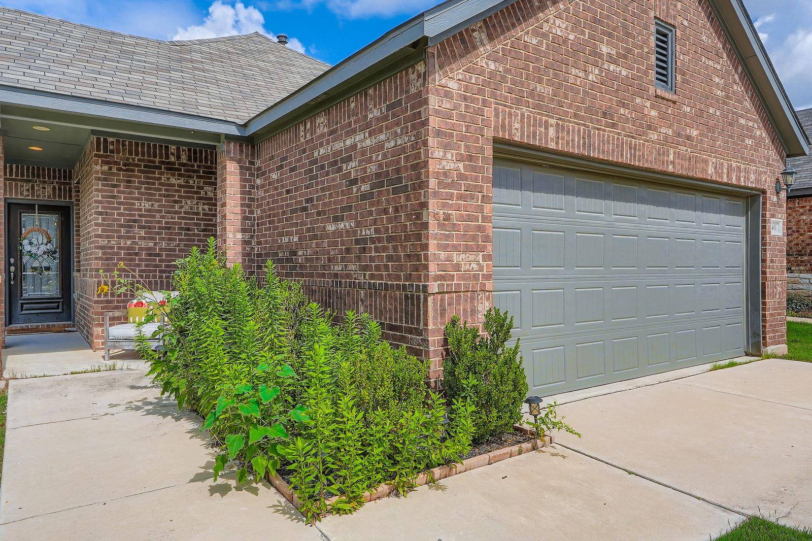 461 Thornless CIR, Buda, TX 78610