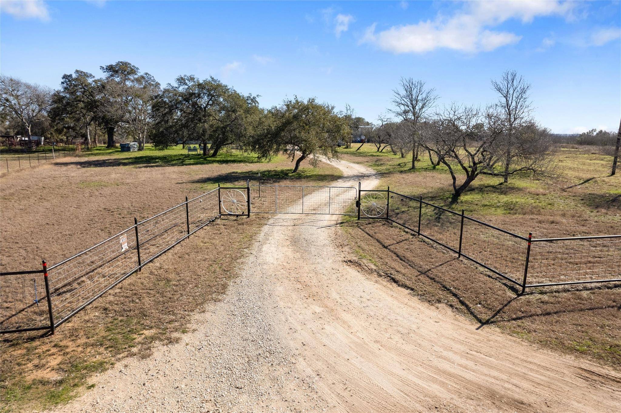 450 Pasture RD, Luling, TX 78648