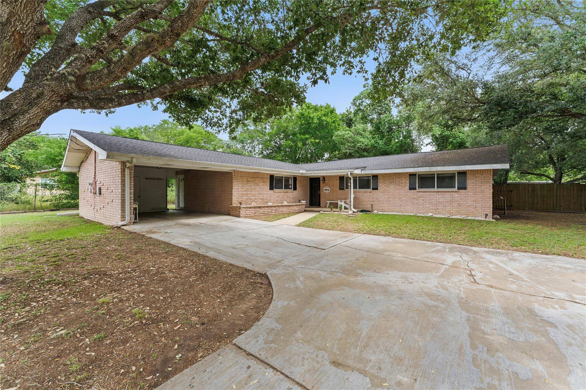 206 Live Oak ST, Gonzales, TX 78629