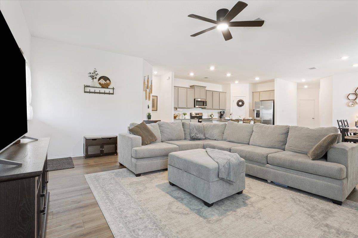 104 Rowdy Yates WAY, Jarrell, TX 76537