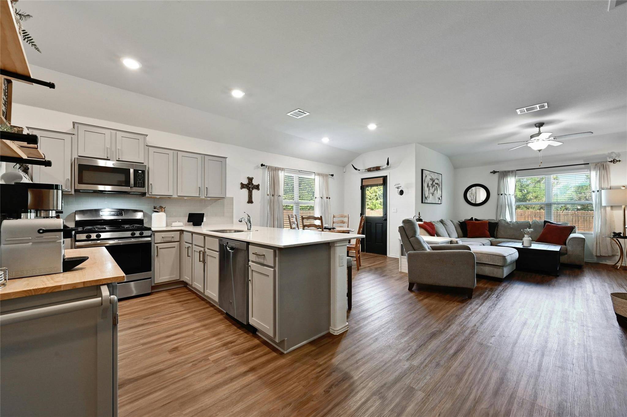 124 Jackson Blue LN, Kyle, TX 78640