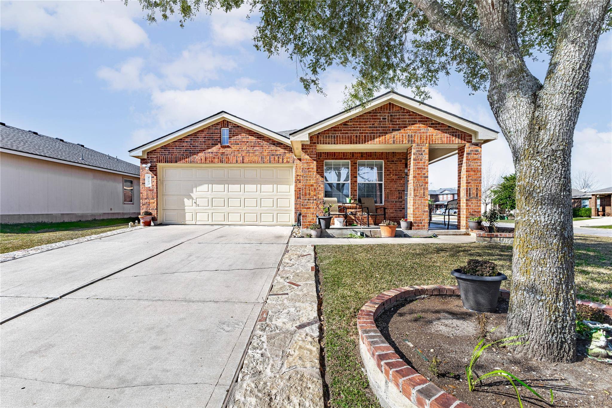 423 Quail Hollow DR, Hutto, TX 78634