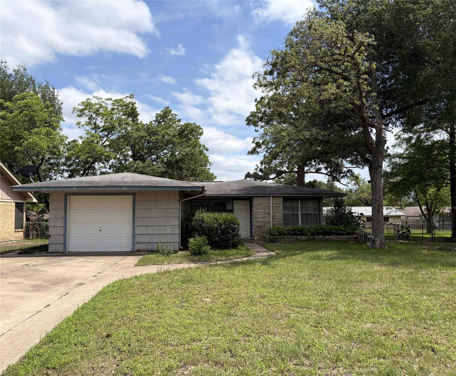 2109 Murray Ave, Rockdale, TX 76567