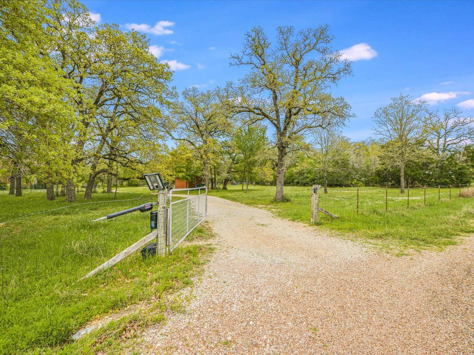 1475 Drewry LN, Lexington, TX 78947