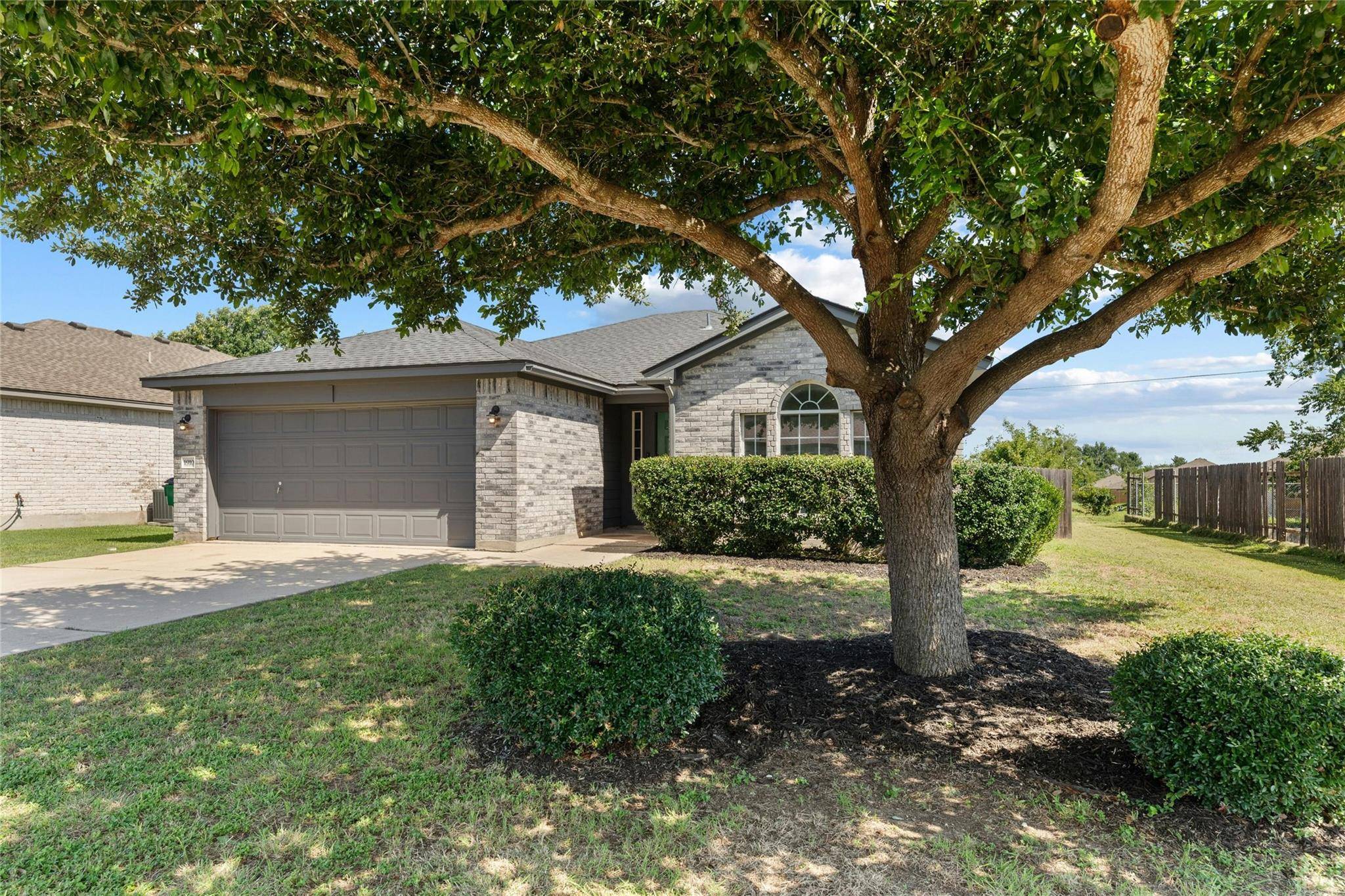1910 Oaklawn DR, Taylor, TX 76574