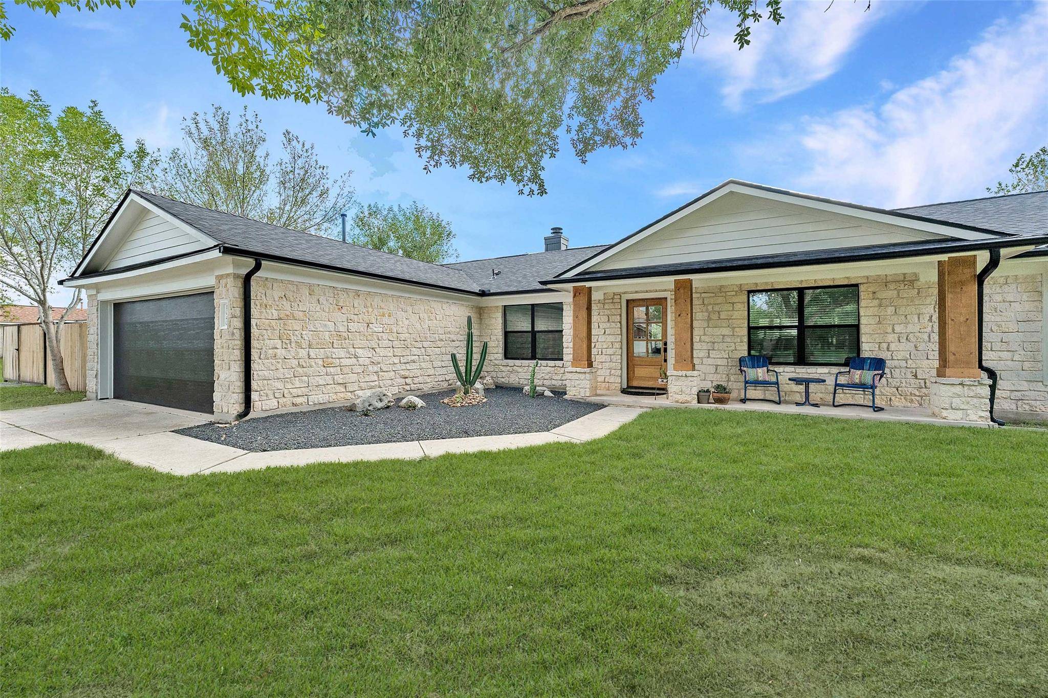 1040 Crestmont LN, Kyle, TX 78640