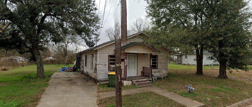 1305 New ST, Hearne, TX 77859