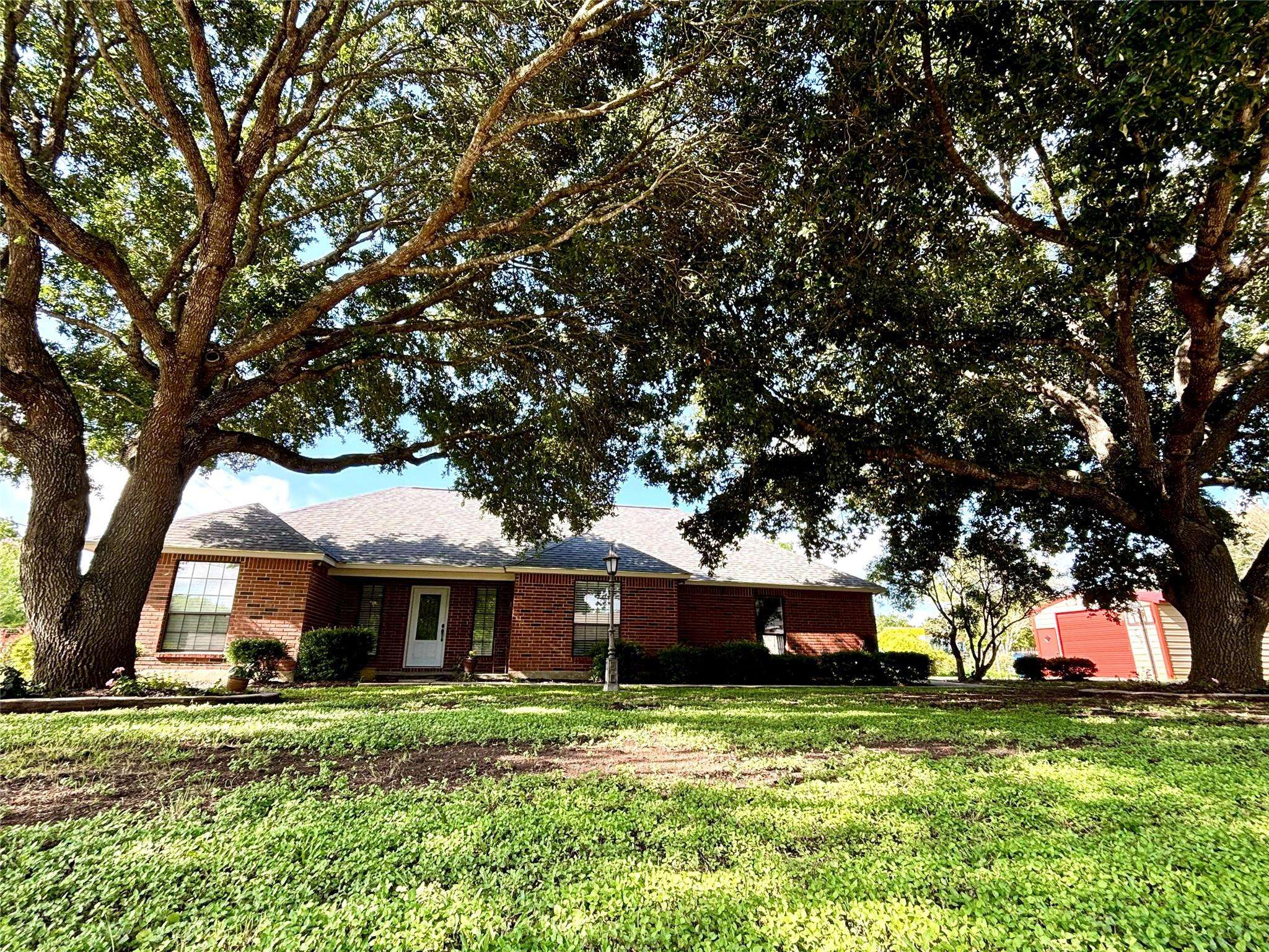 198 Lakeside DR, Seguin, TX 78155