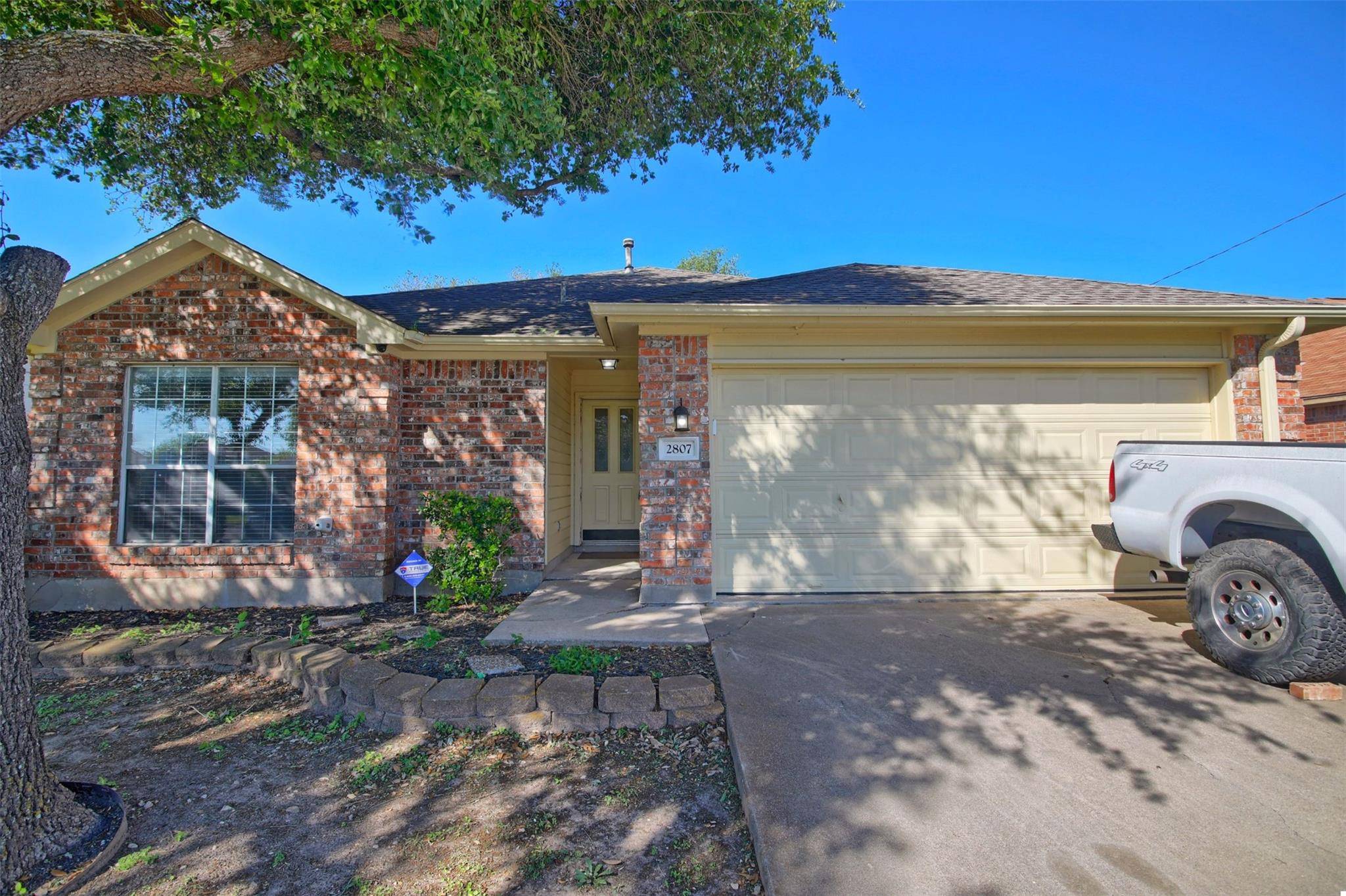 2807 E Woodlawn ST E, Taylor, TX 76574