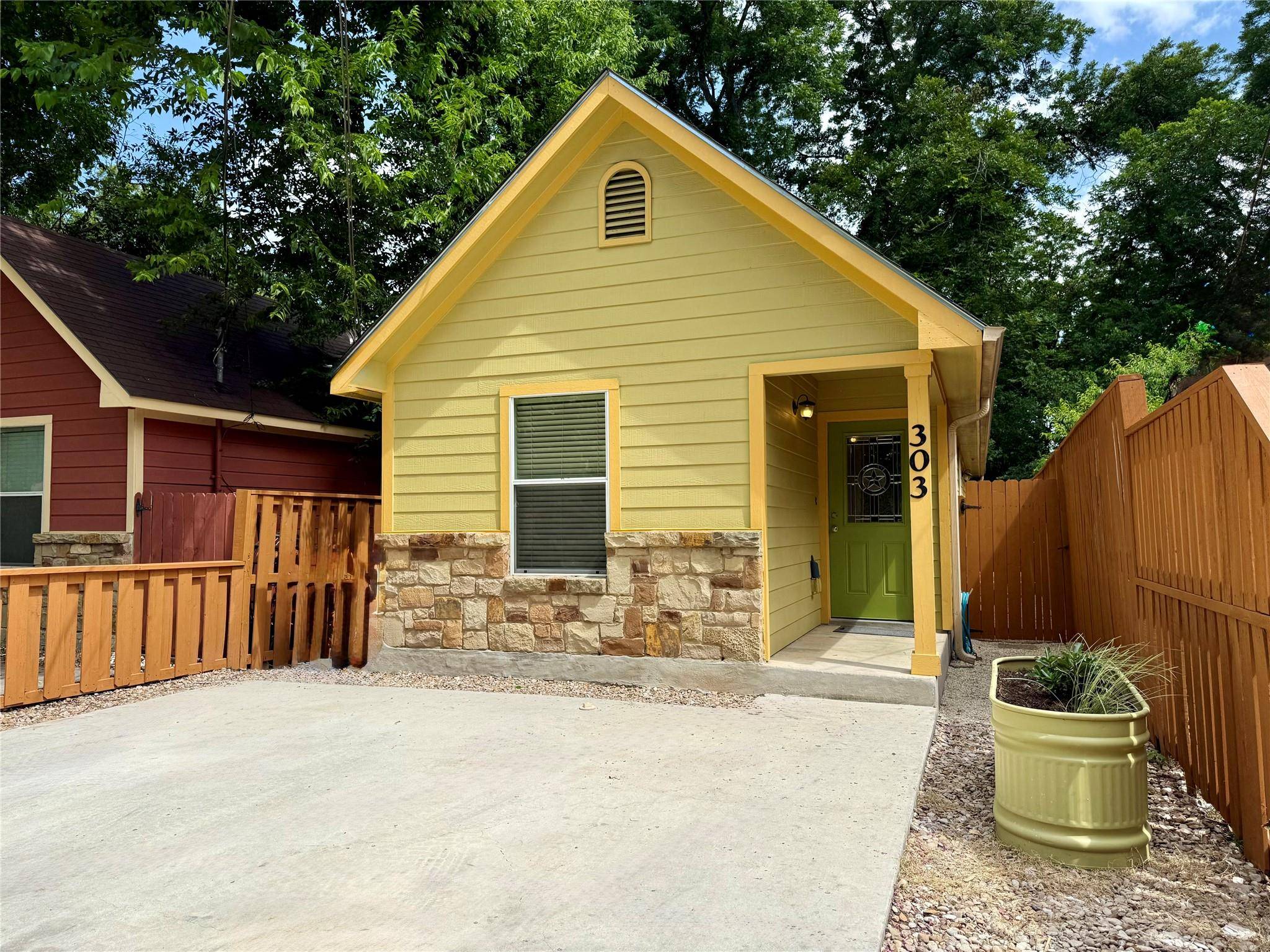 303 Armstrong ST, San Marcos, TX 78666