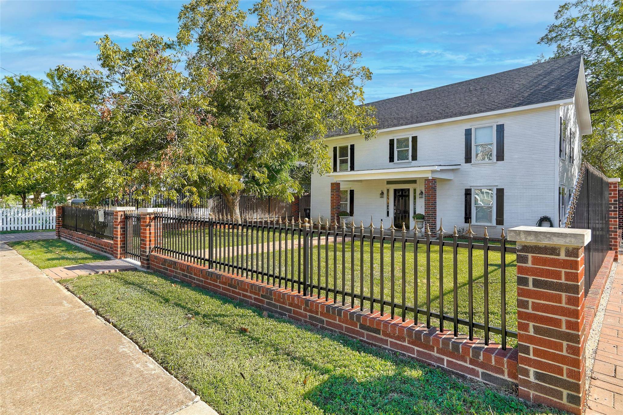 1019 S College ST, Georgetown, TX 78626