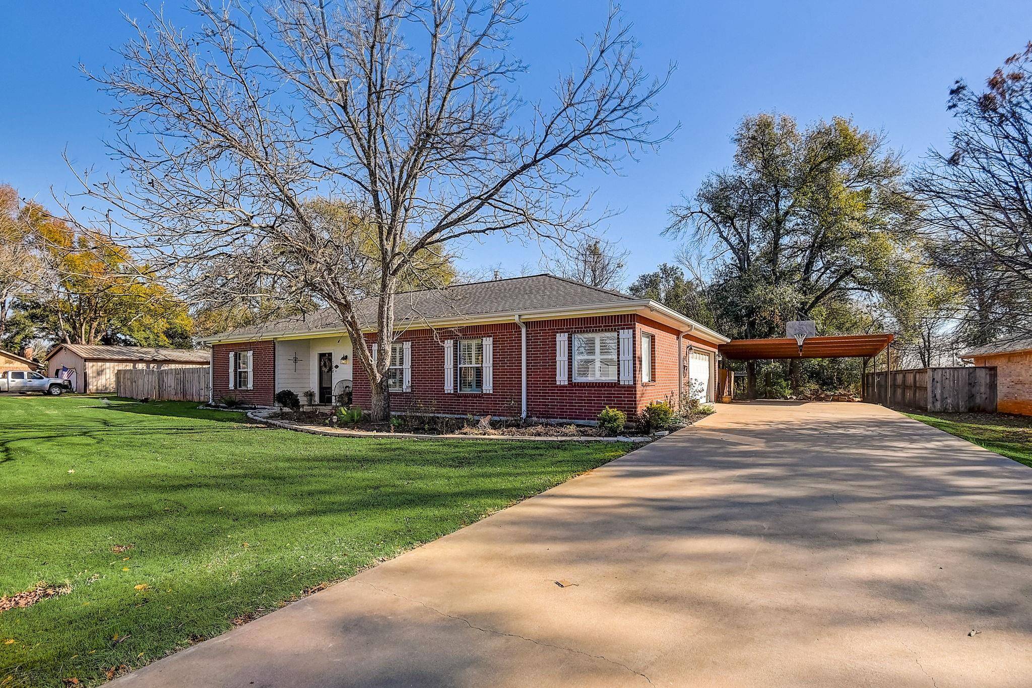 118 Nursery DR, Lexington, TX 78947